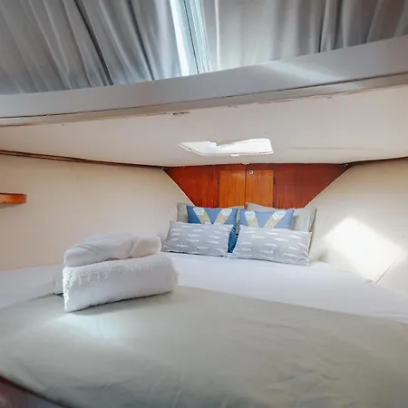 In A Yacht - Algarve 보트호텔